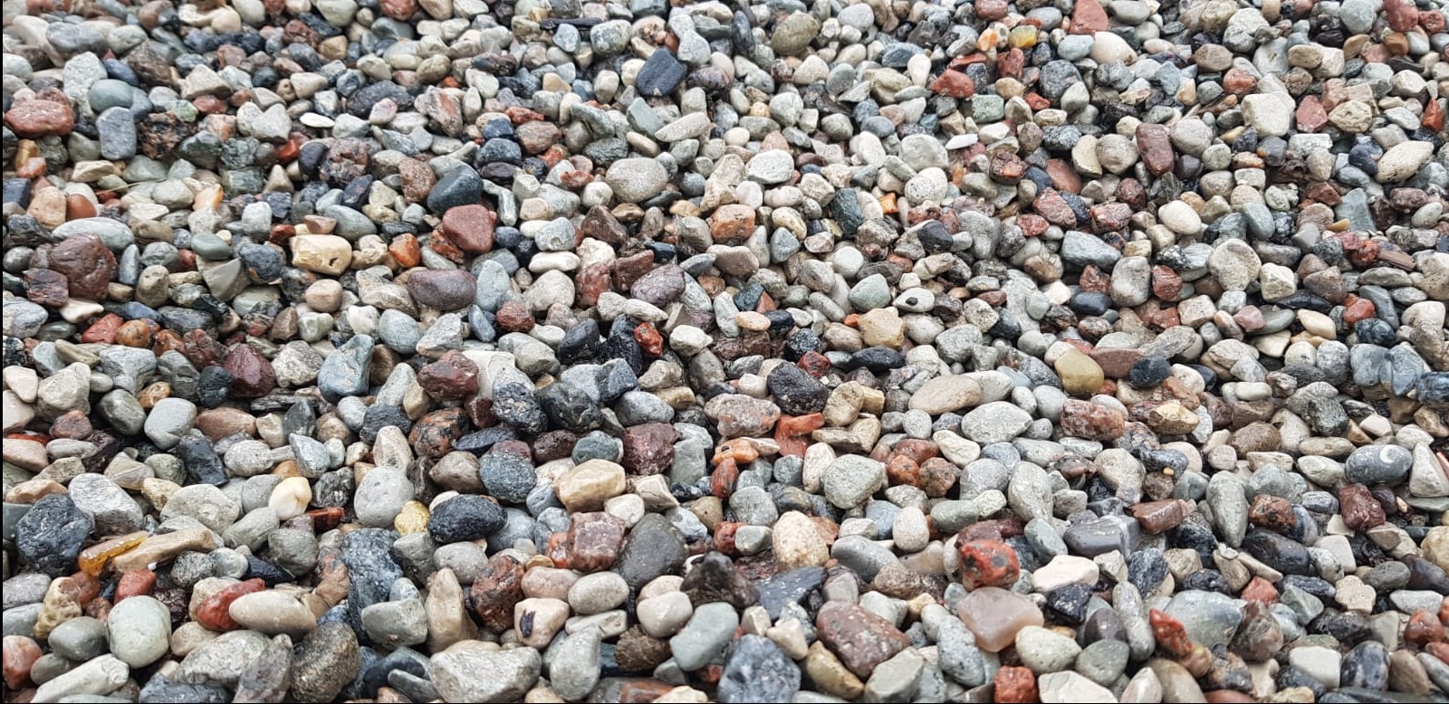 Różne frakcje żwiru dostępne od ręki. Idealny do drenaży, pod kostkę, do betonu lub jako ozdoba ogrodu.