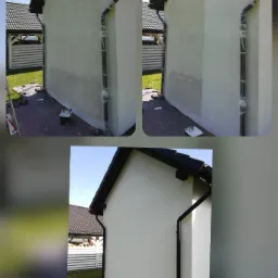 Boczna ściana budynku po częściowym nałożeniu nowej warstwy tynku, z widocznymi śladami wcześniejszego stanu i zabezpieczonym rynną, w tle fragment ogrodu