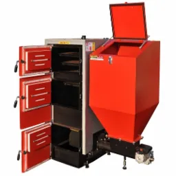 Nowoczesny, stalowy piec z podajnikiem i otwartymi drzwiczkami komory spalania, wyeksponowany na białym tle.