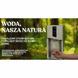 Dystrybutor wody filtrującej w biurze lub domu, z zielonym, rozmytym tłem lasu, nalewający wodę do szklanki trzymanej przez rękę.