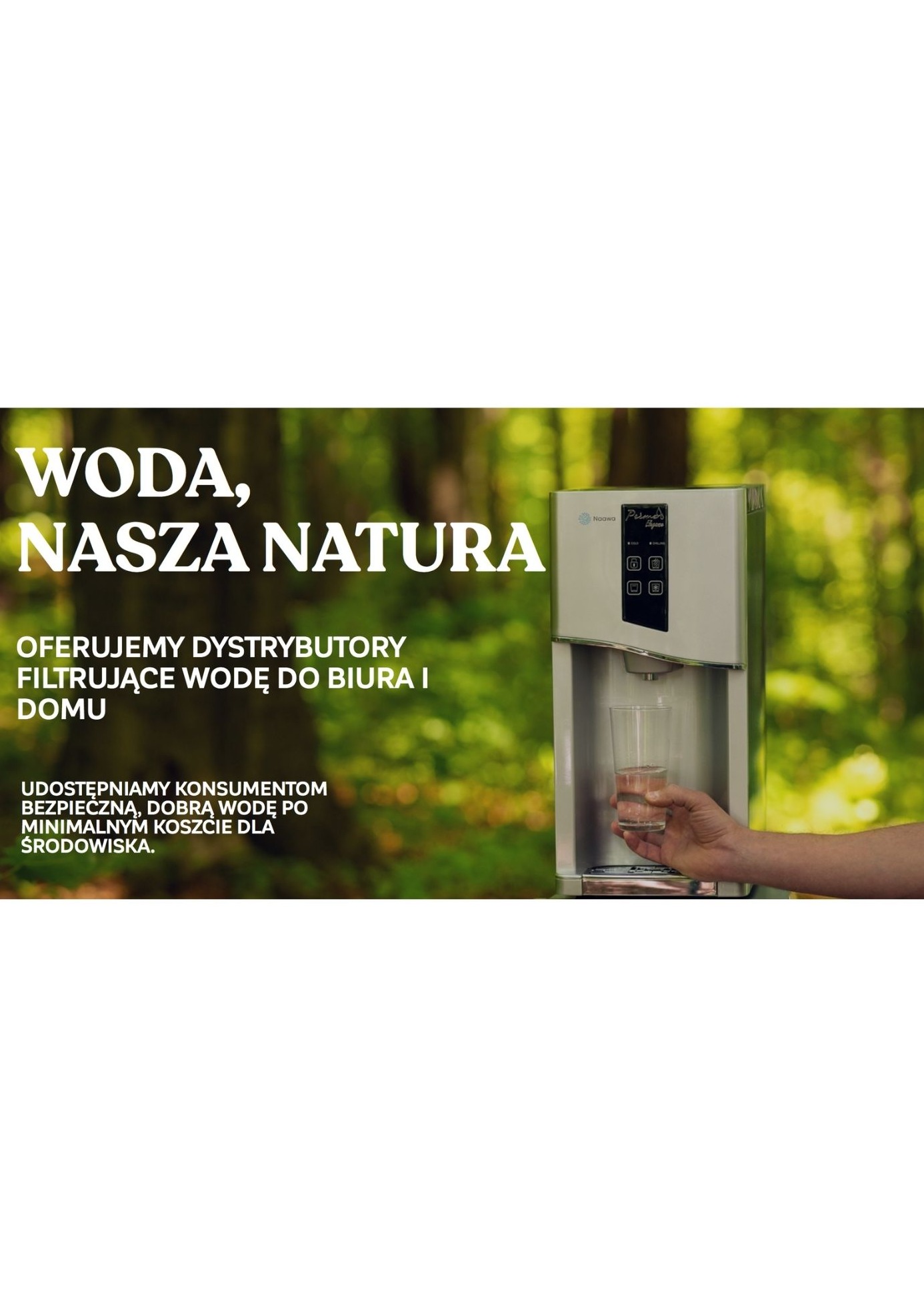 Dystrybutor wody filtrującej w biurze lub domu, z zielonym, rozmytym tłem lasu, nalewający wodę do szklanki trzymanej przez rękę.