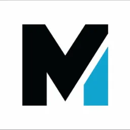 Logo z dużą czarną literą M, przeciętą ukośnym niebieskim elementem na białym tle.