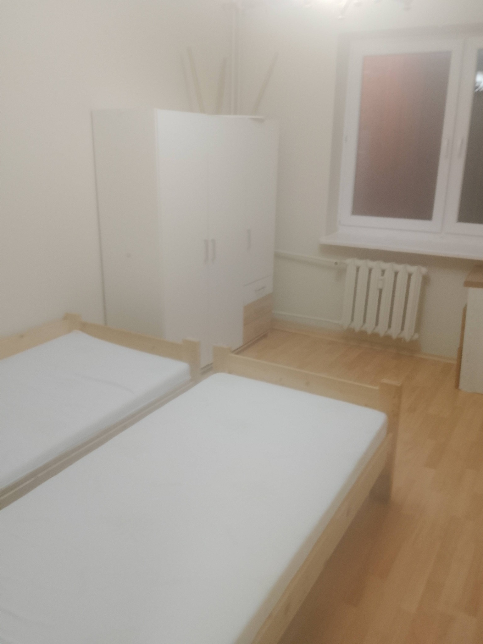 Jeden z pokoi po wynajmie pracowników