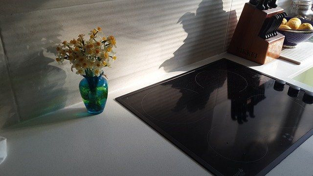 Montaż płyt indukcyjnych z wpisem w książkę gwarancyjną urządzenia.