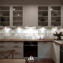 Wizualizacja kuchni z białymi szafkami, drewnianym blatem i dekoracyjnymi kafelkami nad blatem, oświetlenie punktowe pod szafkami górnymi, na pierwszym planie drewniane krzesło