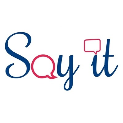 Niebieski napis 'Say' z czerwoną okrągłą ikoną dymku w miejscu litery 'y', oraz niebieski napis 'it' z czerwoną kwadratową ikoną dymku nad 'i', na białym tle.