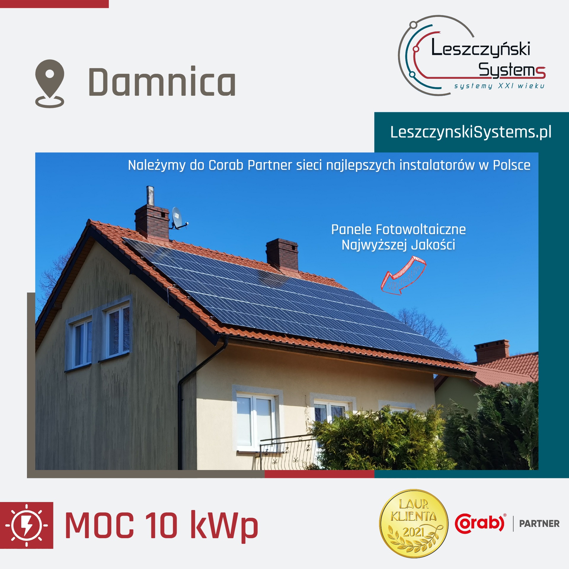 Dom jednorodzinny z panelami fotowoltaicznymi na dachu, reklama firmy Leszczyński Systems z informacją o mocy instalacji 10 kWp i nagrodą Laur Klienta 2021.
