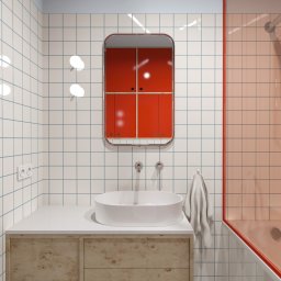 2 RAZY K - Nowoczesna łazienka z białymi płytkami, umywalką na drewnianej szafce i czerwonymi akcentami: szafka z lustrem i kabina prysznicowa.