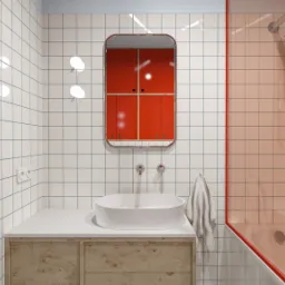 Nowoczesna łazienka z białymi płytkami, umywalką na drewnianej szafce i czerwonymi akcentami: szafka z lustrem i kabina prysznicowa.