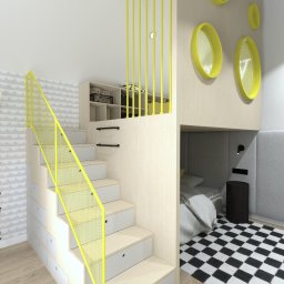 2 RAZY K - Wnętrze pokoju dziecięcego z łóżkiem na antresoli, schodami z szufladami i żółtymi akcentami. Na ścianie drabinka gimnastyczna i dekoracje w kształcie rakiet tenisowych.