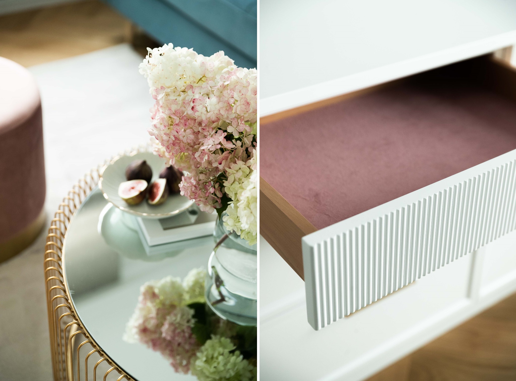 Dekoracyjny stolik kawowy z lustrzanym blatem, wazonem z hortensjami i talerzem fig, obok biała komoda z wysuniętą szufladą wyłożoną różowym materiałem.