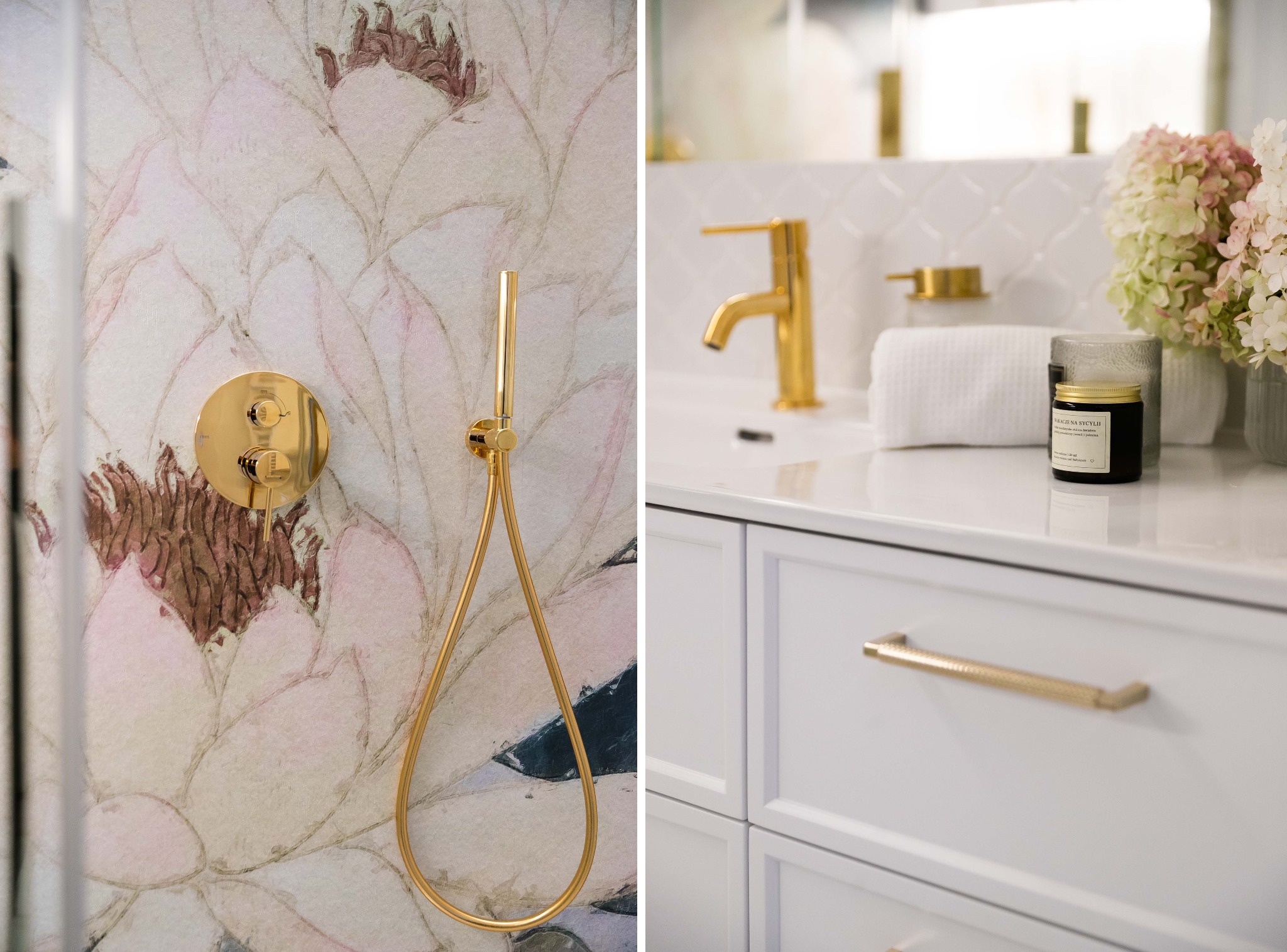 Nowoczesna łazienka z złotą armaturą: bateria umywalkowa, deszczownica i panel sterujący prysznicem na tle ściany z motywem kwiatowym, biała szafka z ozdobnymi uchwytami, ręcznik i bukiet hortensji.