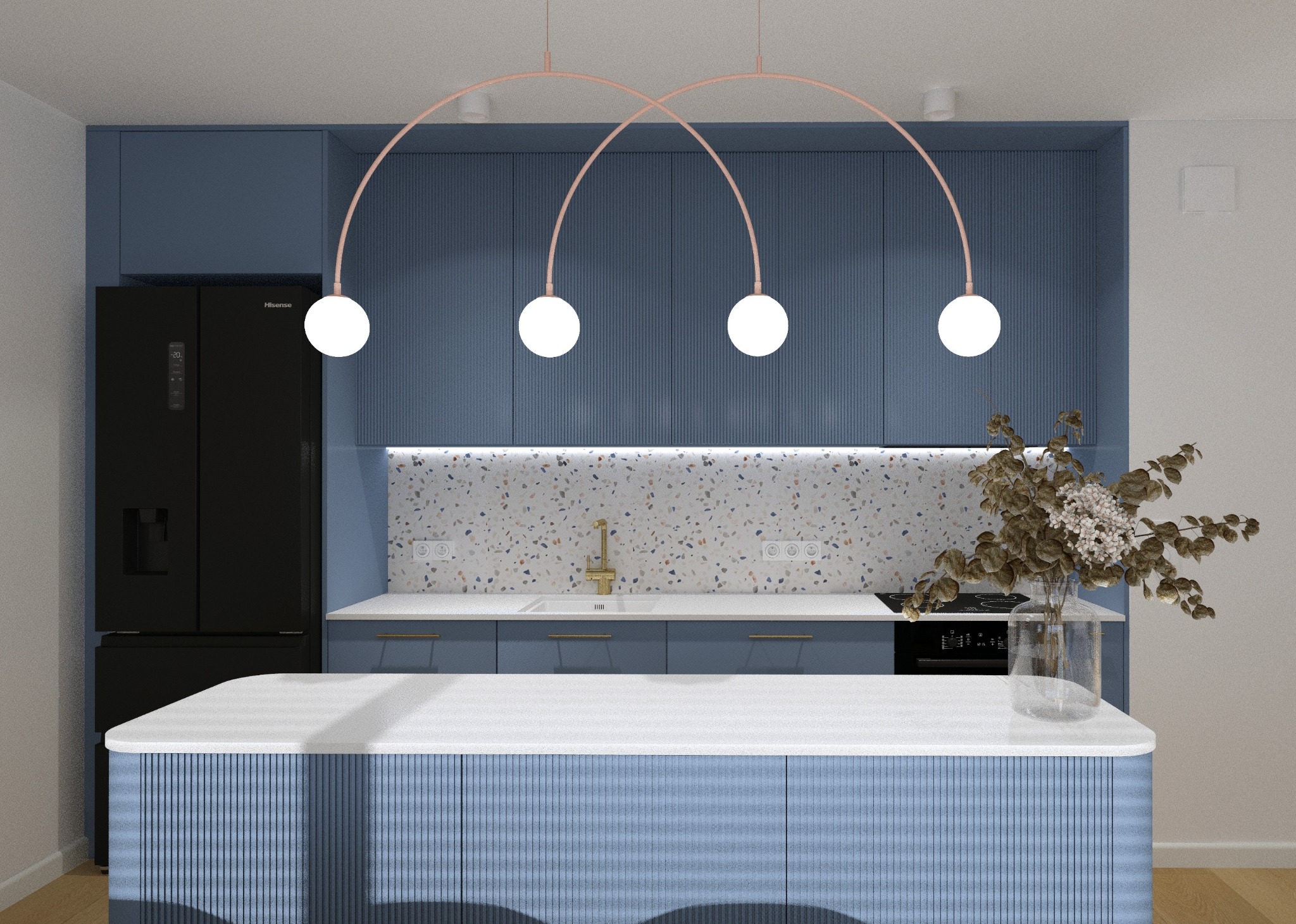 Niebieska kuchnia z wyspą i czarną lodówką. Nad wyspą lampa z czterema białymi kulami. Na blacie wazon z kwiatami. Ściana nad blatem wykończona mozaiką.