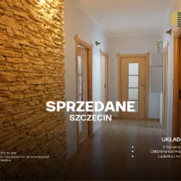 Wnętrze mieszkania w Szczecinie po sprzedaży, widoczny korytarz z kamienną ścianą, drewnianymi drzwiami i parkietem, informacja SPRZEDANE nałożona na zdjęcie.