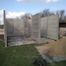 PHU FELIX Weronika Kazimierska - Montaż prefabrykowanego ogrodzenia betonowego w Sochaczewie, widoczne elementy konstrukcyjne i przygotowany teren.