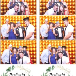 Bart-budka - Seria czterech zdjęć z fotobudki, przedstawiających grupę osób w przebraniach na tle złotej ściany, z dodanym na dole szablonem graficznym z imionami 'Paulina & Kamil' i datą ślubu.
