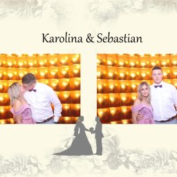 Bart-budka - Para Karolina i Sebastian pozuje w fotobudce na tle błyszczącej, złotej ściany z kwadratów, z grafiką pary młodej w dolnej części.