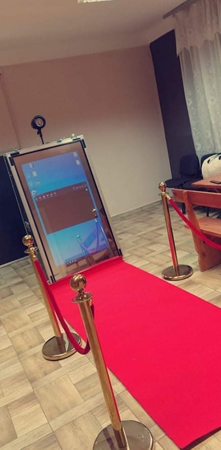Fotobudka w Lublinie z czerwonym dywanem i złotymi słupkami, gotowa do użycia na imprezie.