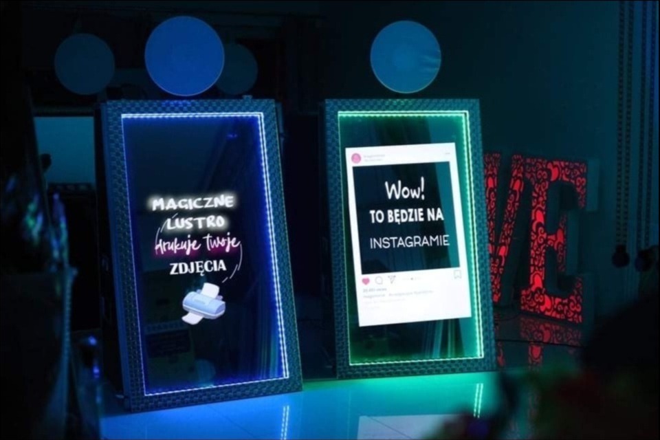 Dwa lustra interaktywne z podświetleniem LED prezentujące animacje: 'Magiczne lustro drukuje twoje zdjęcia' oraz symulację posta z Instagrama z napisem 'Wow! To będzie na Instagramie', obok...