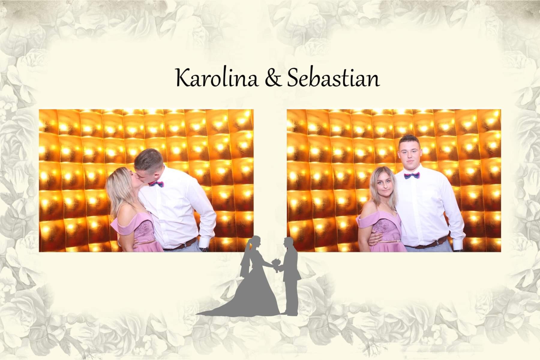 Para Karolina i Sebastian pozuje w fotobudce na tle błyszczącej, złotej ściany z kwadratów, z grafiką pary młodej w dolnej części.