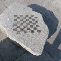 Mała architektura - Rozcięty głaz narzutowy z ręcznie wykonaną szachownicą