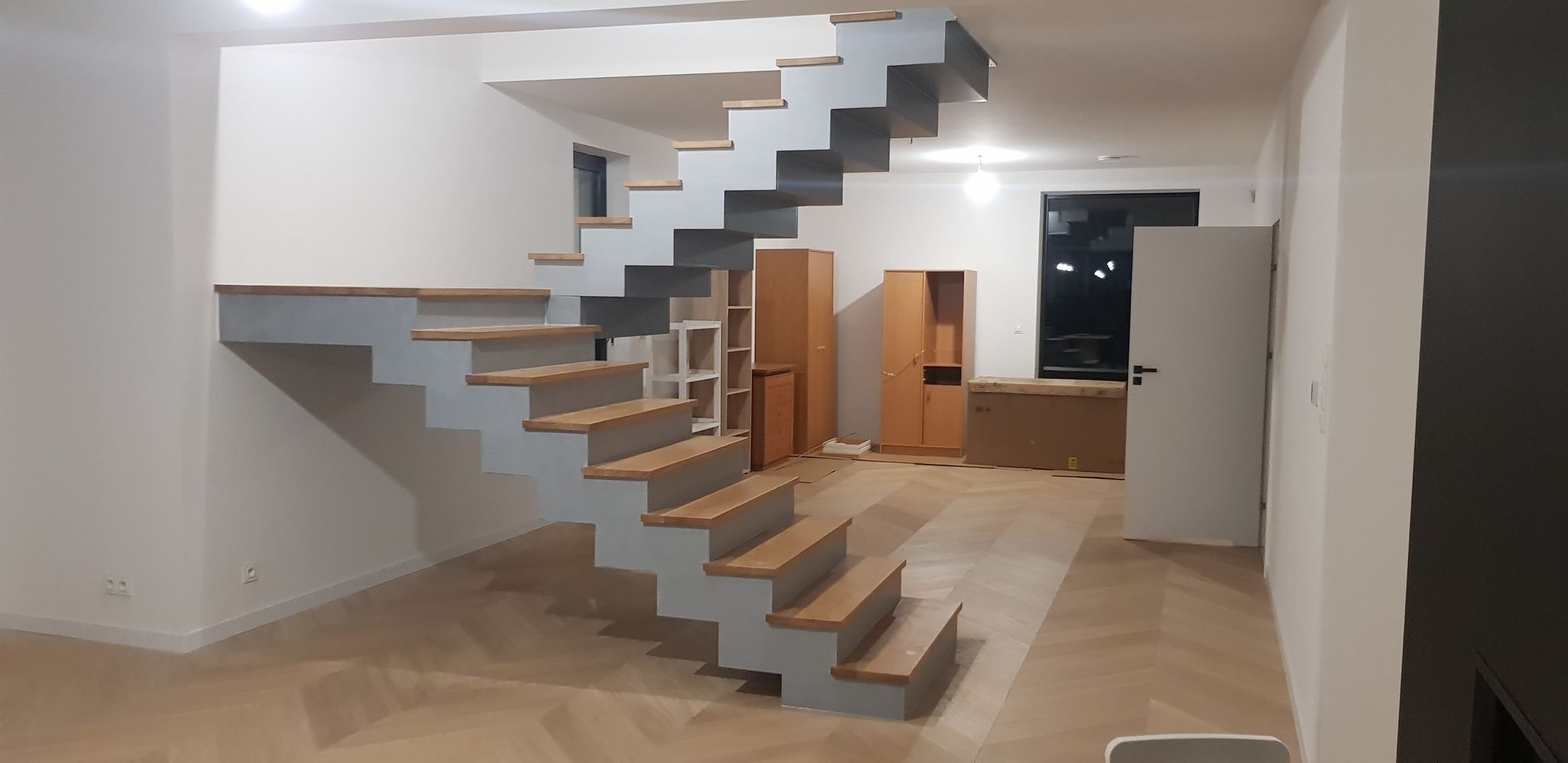 Schody wewnętrzne - Dąb olejowany + okładziny beton architektoniczny