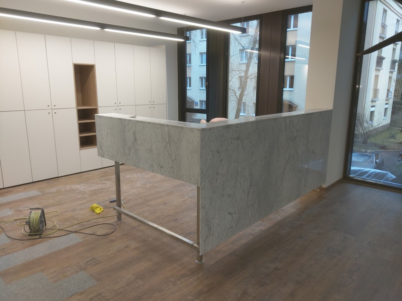 Lada recepcyjna wraz z lekką konstrukcją stalową - marmur 'Carrara'