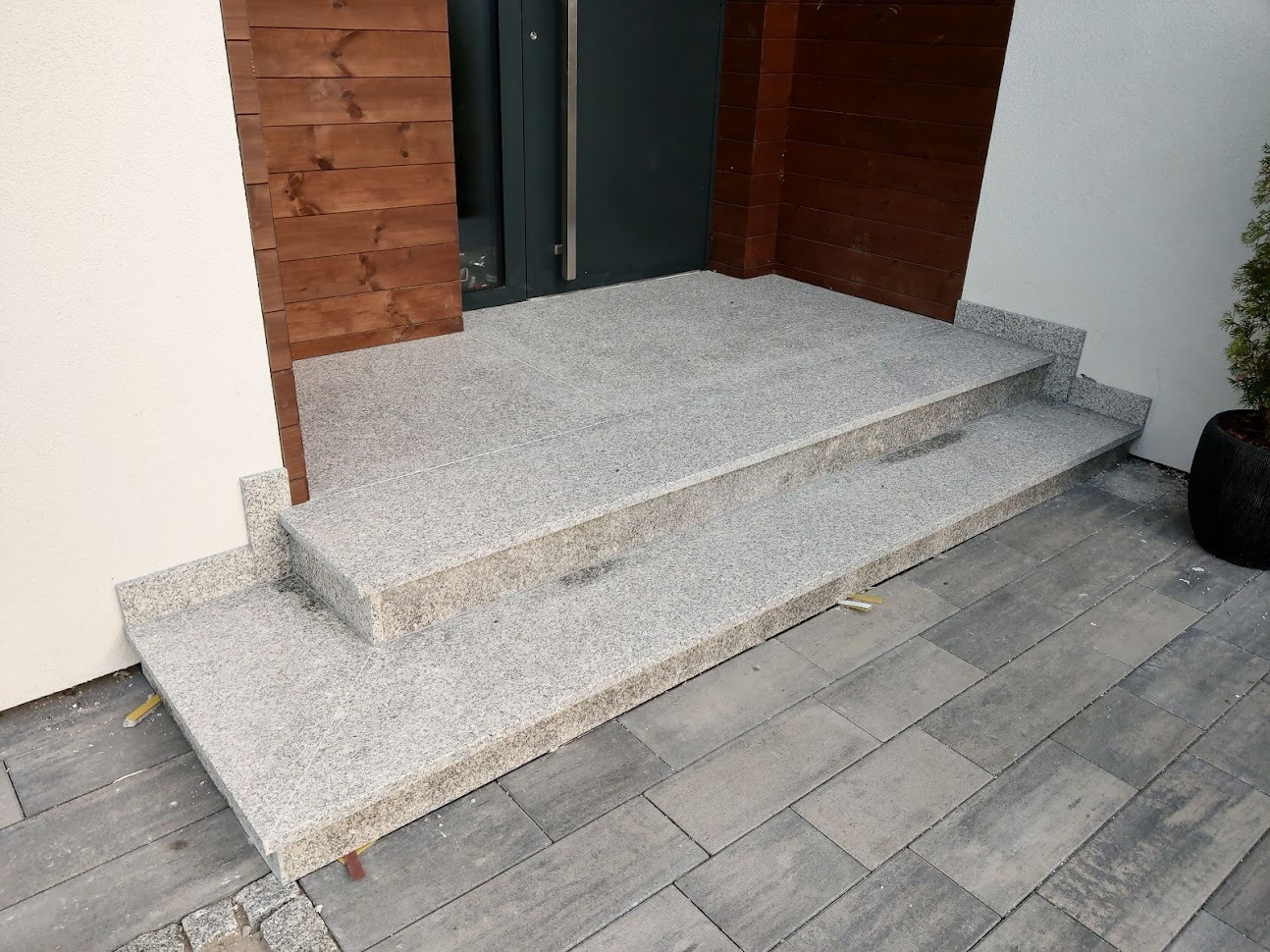 Schody zewnętrzne - granit płomieniowany 'Bianco New Cristal'