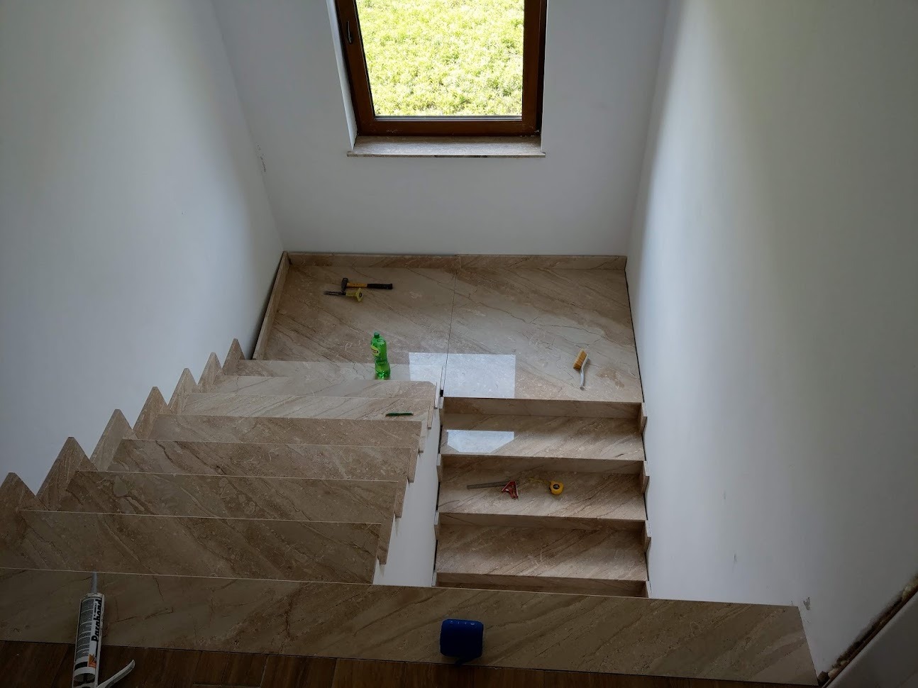 Schody wewnętrzne [w trakcie realizacji] z zachowaniem przejścia rysunku w materiale - marmur 'Breccia Sarda'