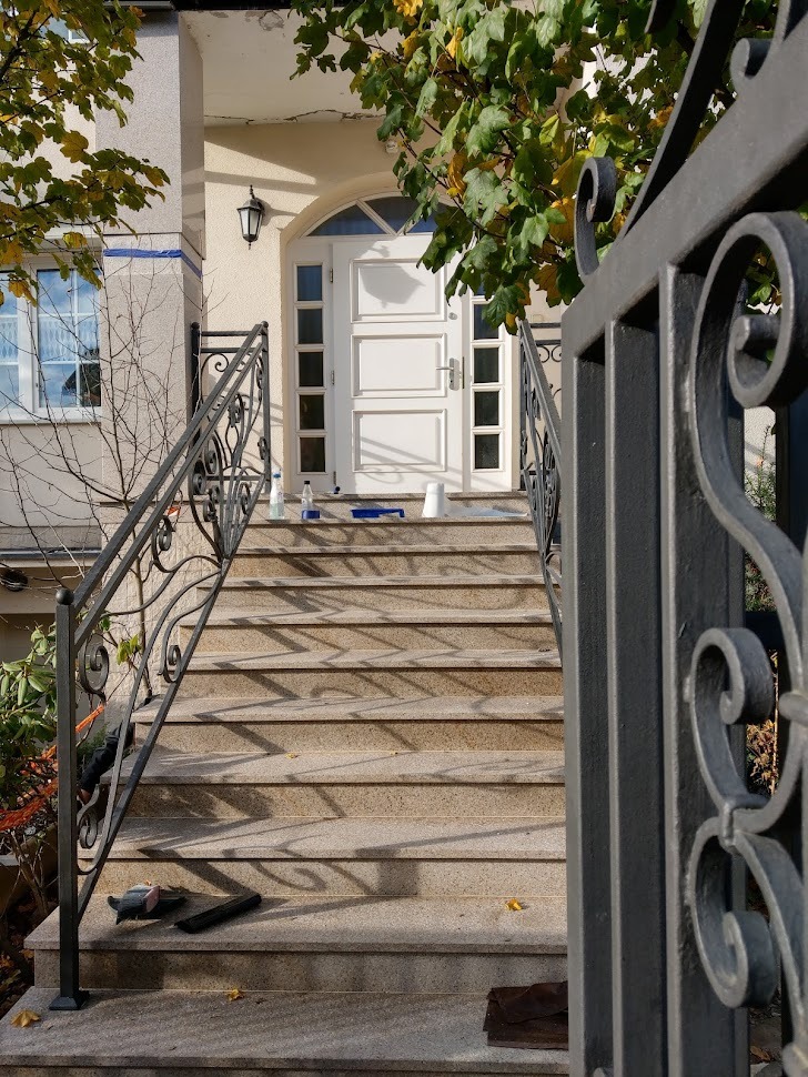 Schody zewnętrzne - granit płomieniowany 'Sunrise'