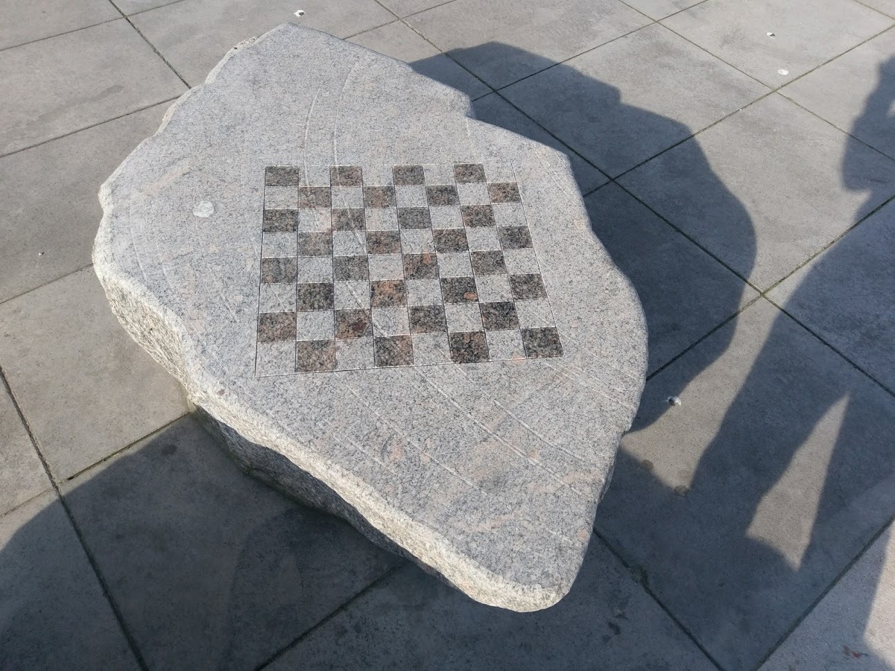 Mała architektura - Rozcięty głaz narzutowy z ręcznie wykonaną szachownicą