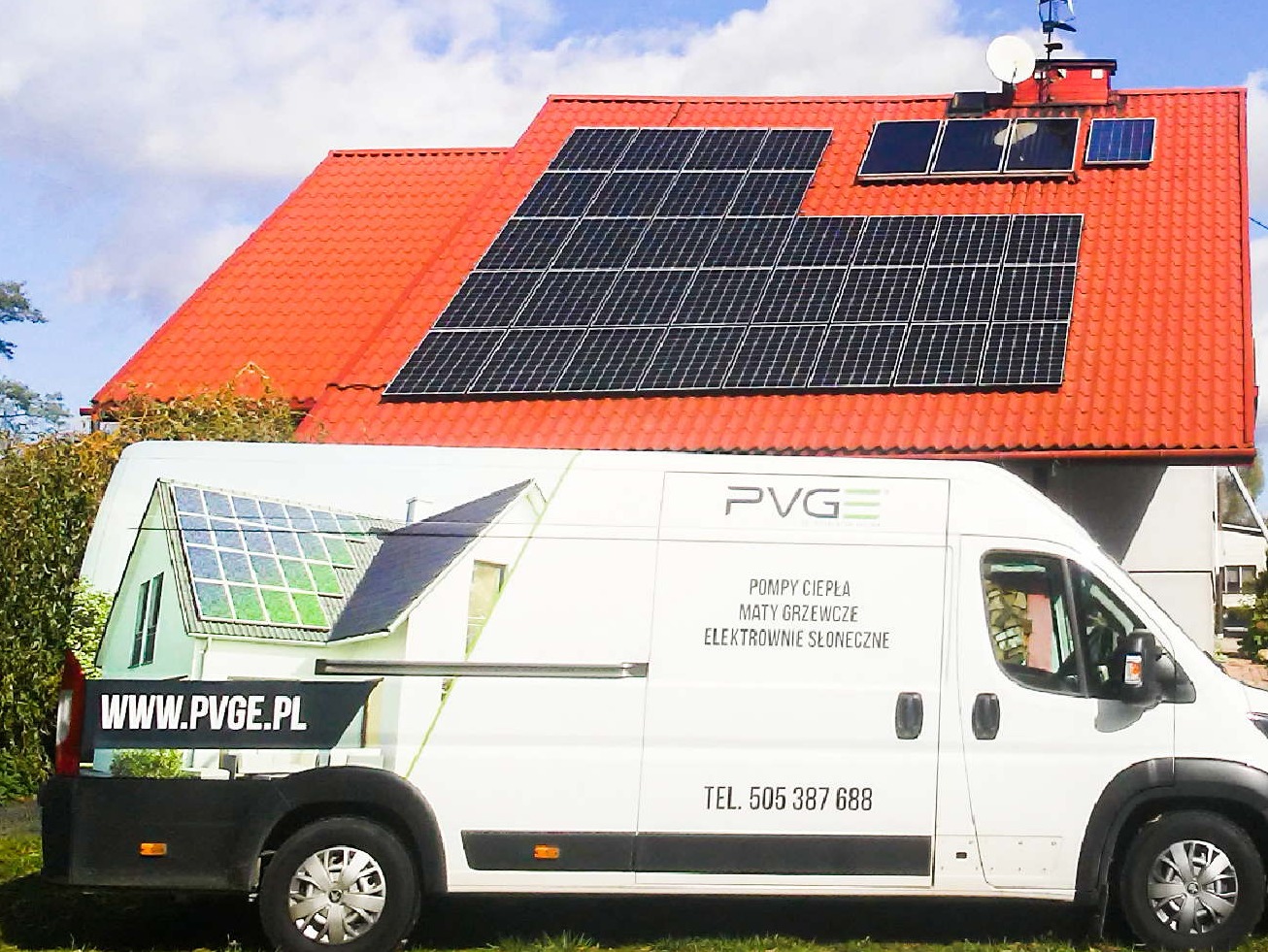 Dom z panelami słonecznymi na dachu, widoczny zza firmowego samochodu dostawczego z nadrukiem przedstawiającym instalację fotowoltaiczną i dane kontaktowe.