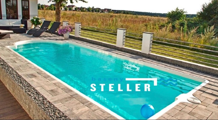 Prostokątny basen z turkusową wodą na tle ogrodu, otoczony kamienną obudową i metalowym ogrodzeniem. W rogu leży niebieska piłka. Widoczny napis 'baseny STELLER'.