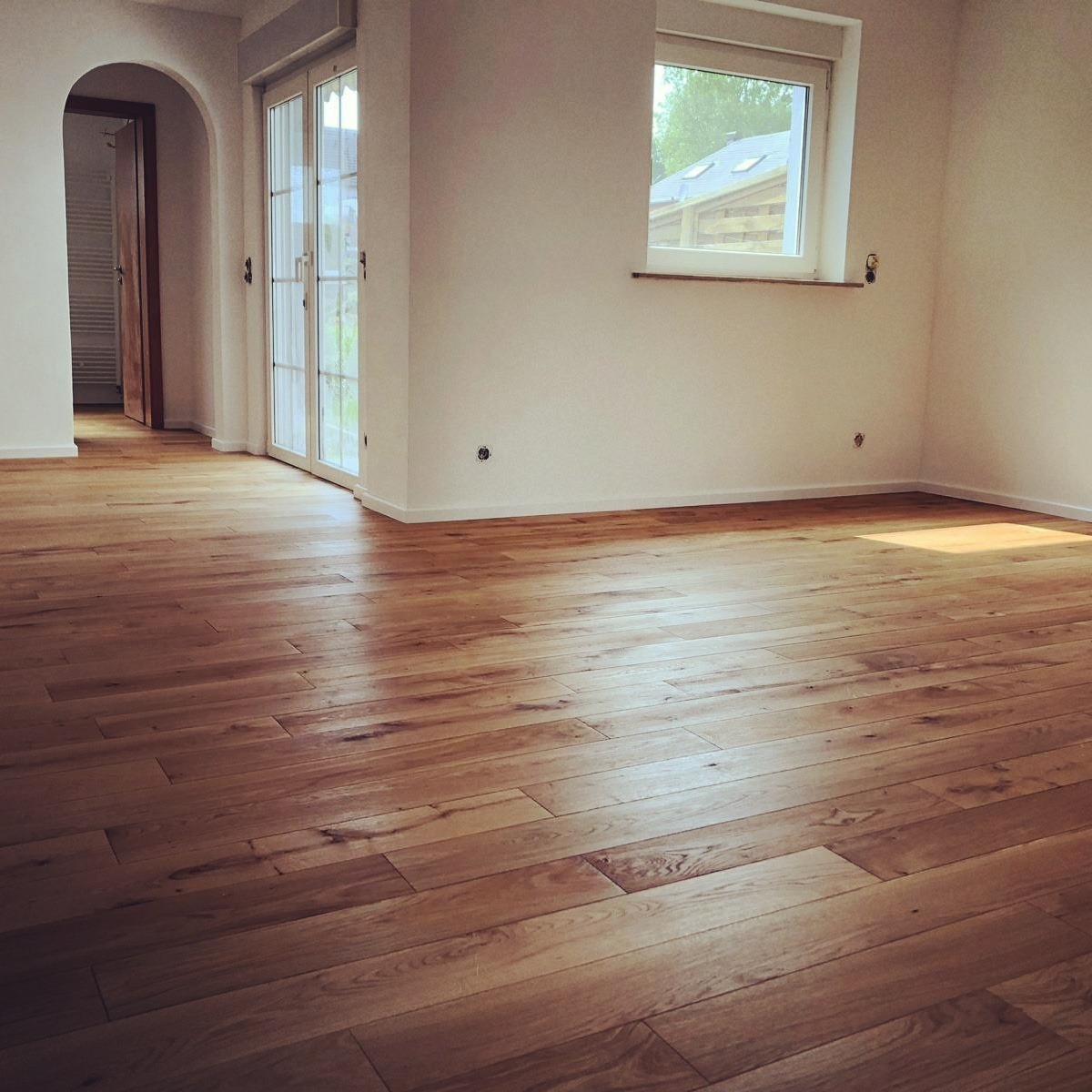 Deska dębowa z frezem V, wykończona olejem OSMO Białe listwy mdf CUBE