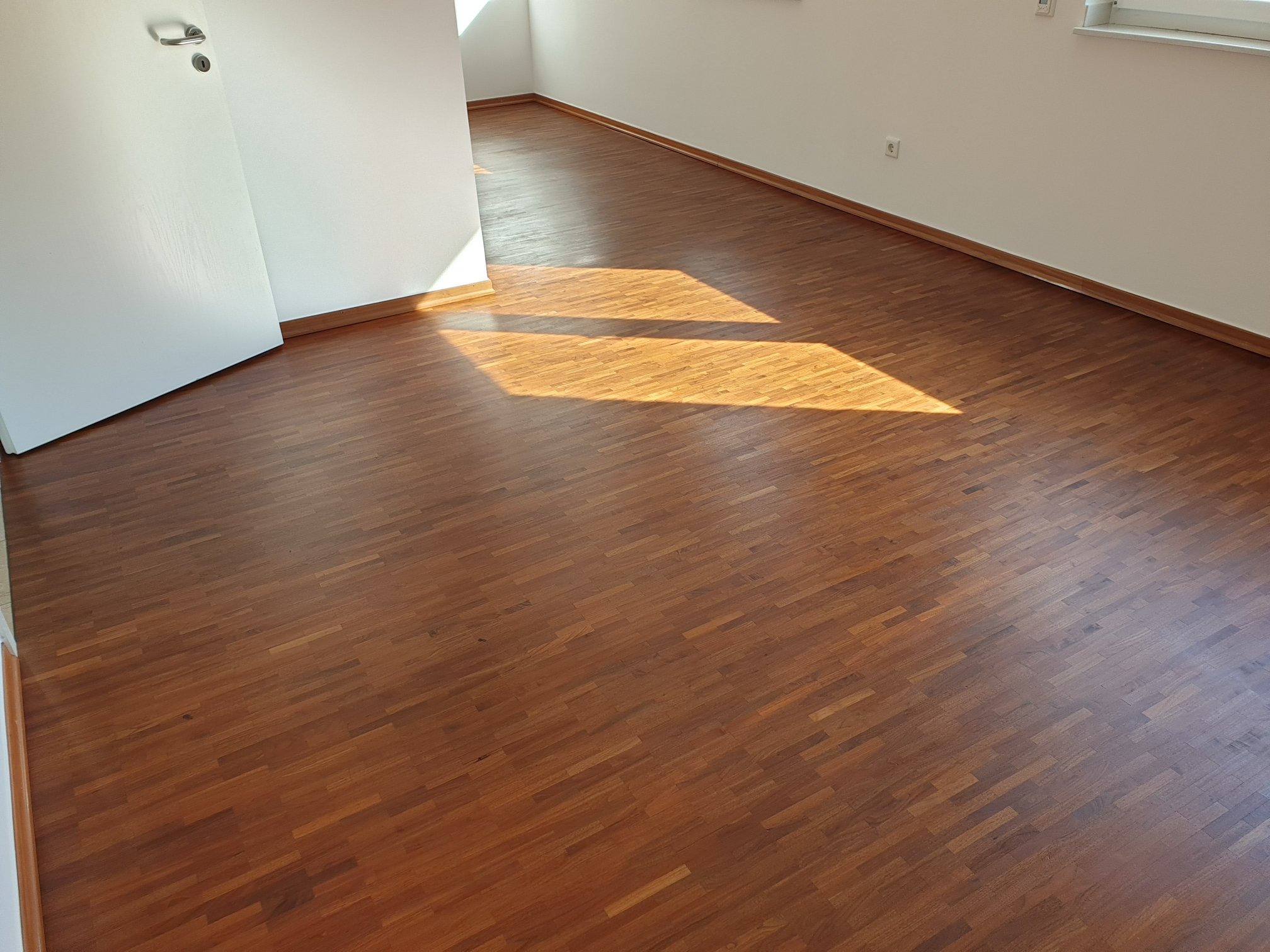 Czyszczenie parkietu ze starego oleju, przywracanie barwy i wyrazistości olejem OSMO