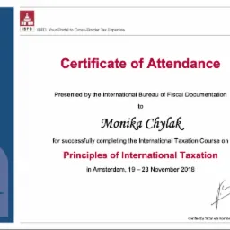 Certyfikat ukończenia kursu z zakresu międzynarodowego prawa podatkowego, wystawiony przez International Bureau of Fiscal Documentation dla Moniki Chylak.