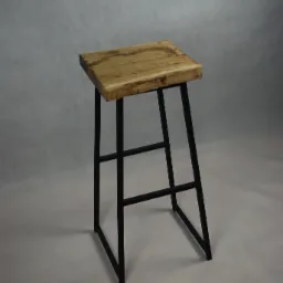 Stołek barowy z kwadratowym siedziskiem z jasnego drewna o widocznej strukturze i czarnymi, metalowymi nogami o geometrycznym kształcie na szarym tle.