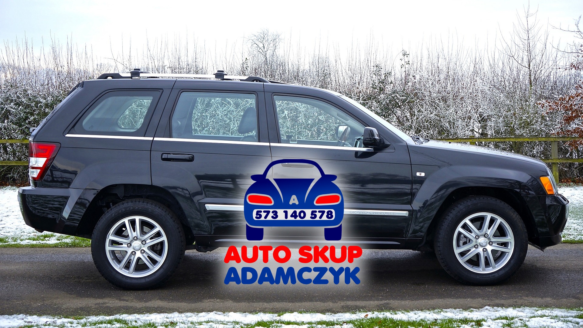 Czarny Jeep Grand Cherokee na tle zimowego krajobrazu, z nałożonym graficznie logo firmy skupującej auta.