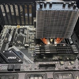 CK MOBILNI - Płyta główna MSI z zainstalowanym chłodzeniem procesora typu tower z miedzianymi rurkami cieplnymi i czterema modułami pamięci RAM Viper, zamontowana w obudowie komputera.