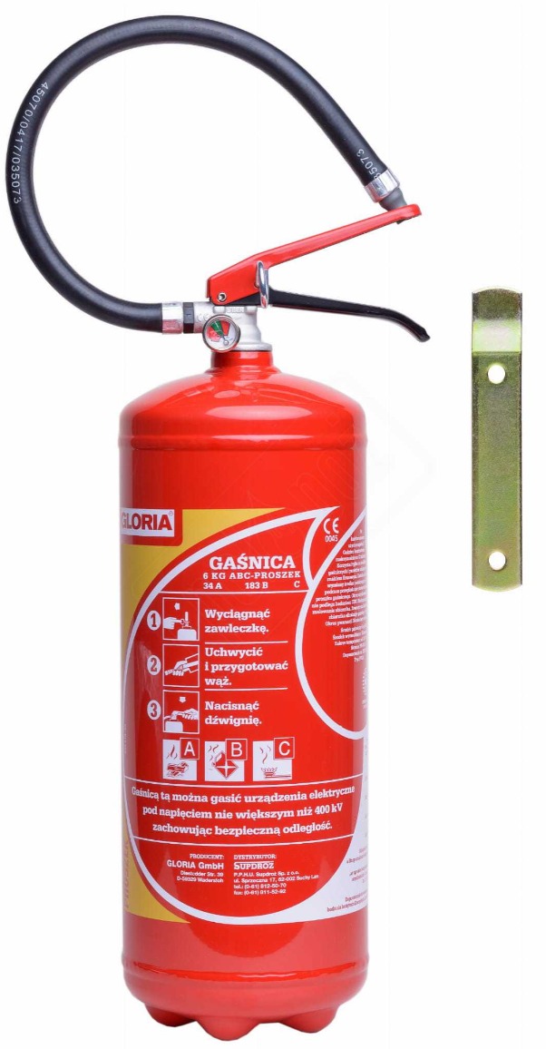 Czerwona gaśnica proszkowa Gloria 6 kg ABC z czarnym wężem i metalowym uchwytem montażowym na białym tle.