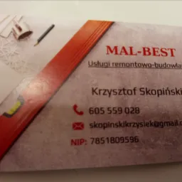 Wizytówka firmy Mal-Best oferującej usługi remontowo-budowlane, z widocznymi narzędziami budowlanymi w tle, prezentująca dane kontaktowe Krzysztofa Skopińskiego.