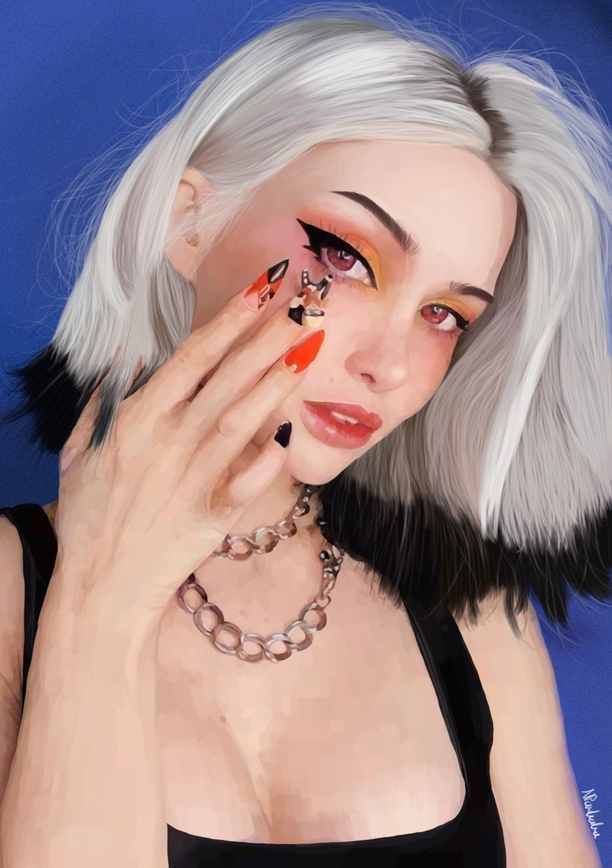 Portret kobiety z artystycznym makijażem oczu w odcieniach pomarańczy i czerni, ozdobnymi paznokciami z motywem lisa i srebrnym naszyjnikiem na tle niebieskiego tła.