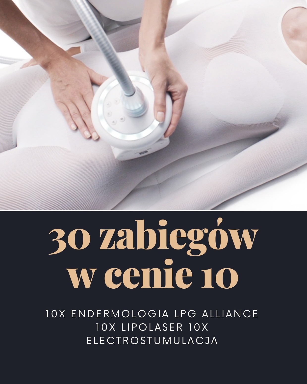 Osoba w kombinezonie podczas zabiegu z użyciem urządzenia z okrągłą głowicą i podświetleniem LED, dłonie specjalisty delikatnie przytrzymują głowicę na ciele pacjenta.