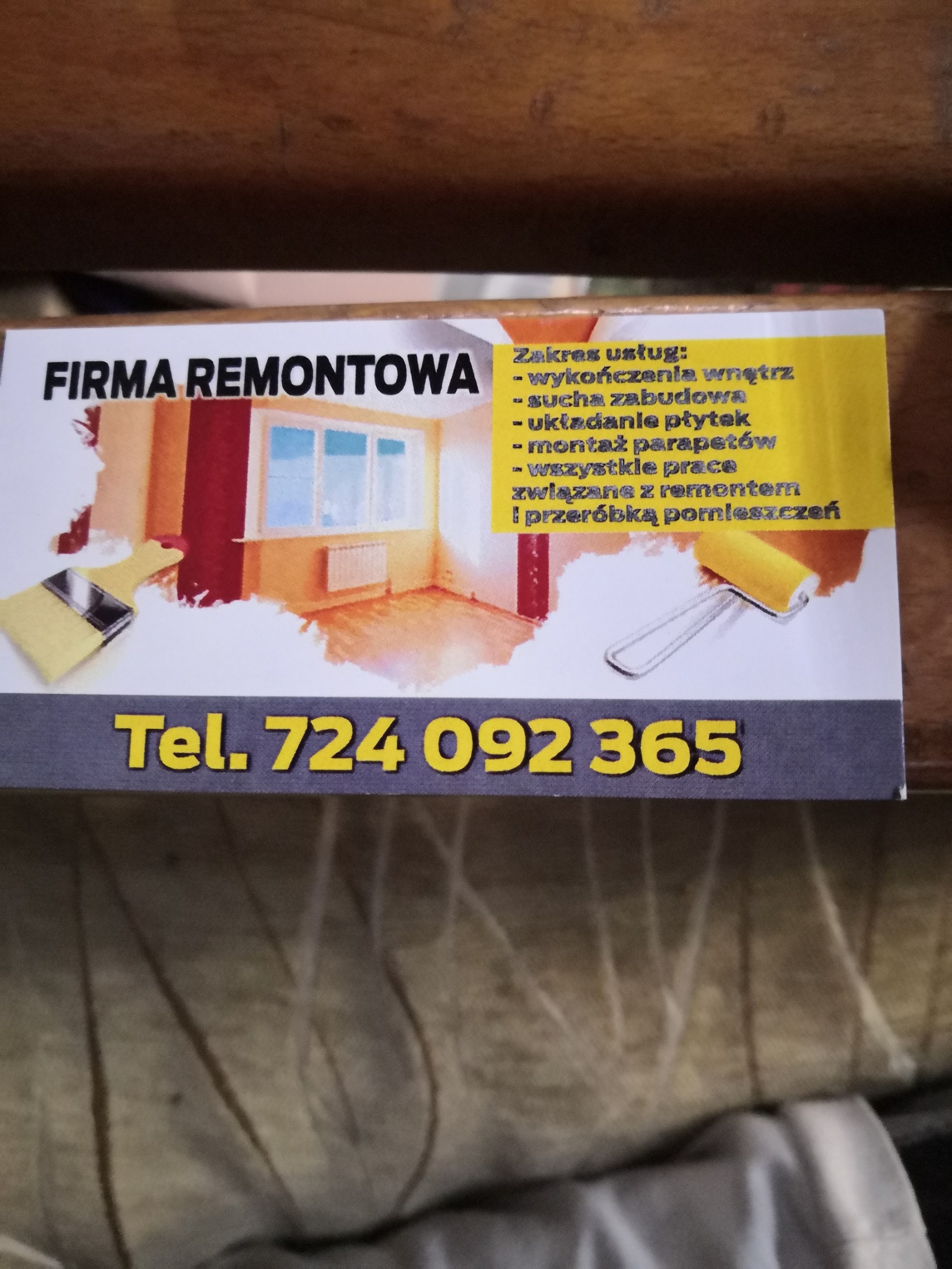 Wizytówka firmy remontowej z zakresem usług: wykończenia wnętrz, sucha zabudowa, układanie płytek, montaż parapetów, wszystkie prace związane z remontem i przeróbką pomieszczeń, oraz numerem telefonu.