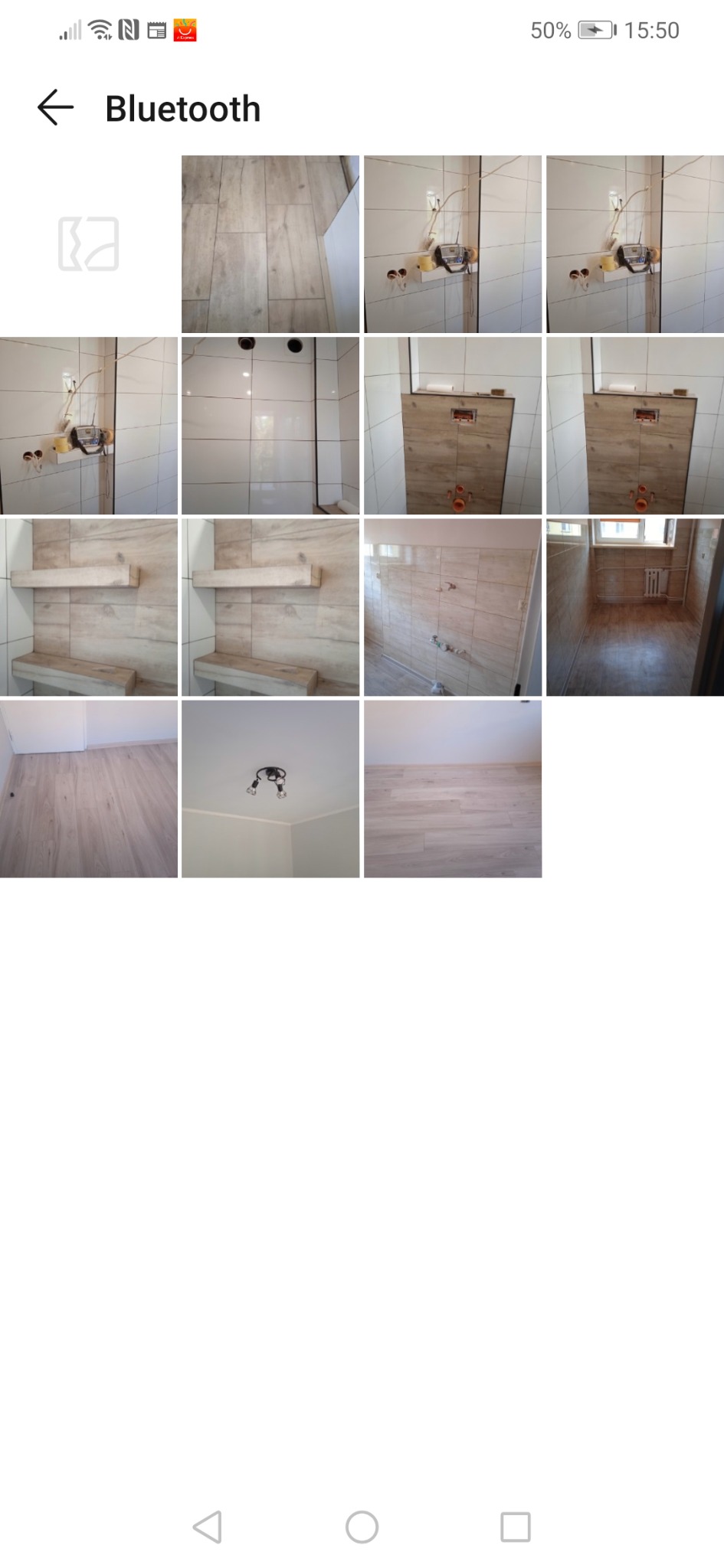 Seria zdjęć z remontowanej łazienki, ukazująca białe płytki na ścianach, drewnopodobne obudowy stelaży podtynkowych, oraz fragmenty podłogi z paneli, uchwycone w trakcie różnych etapów prac.