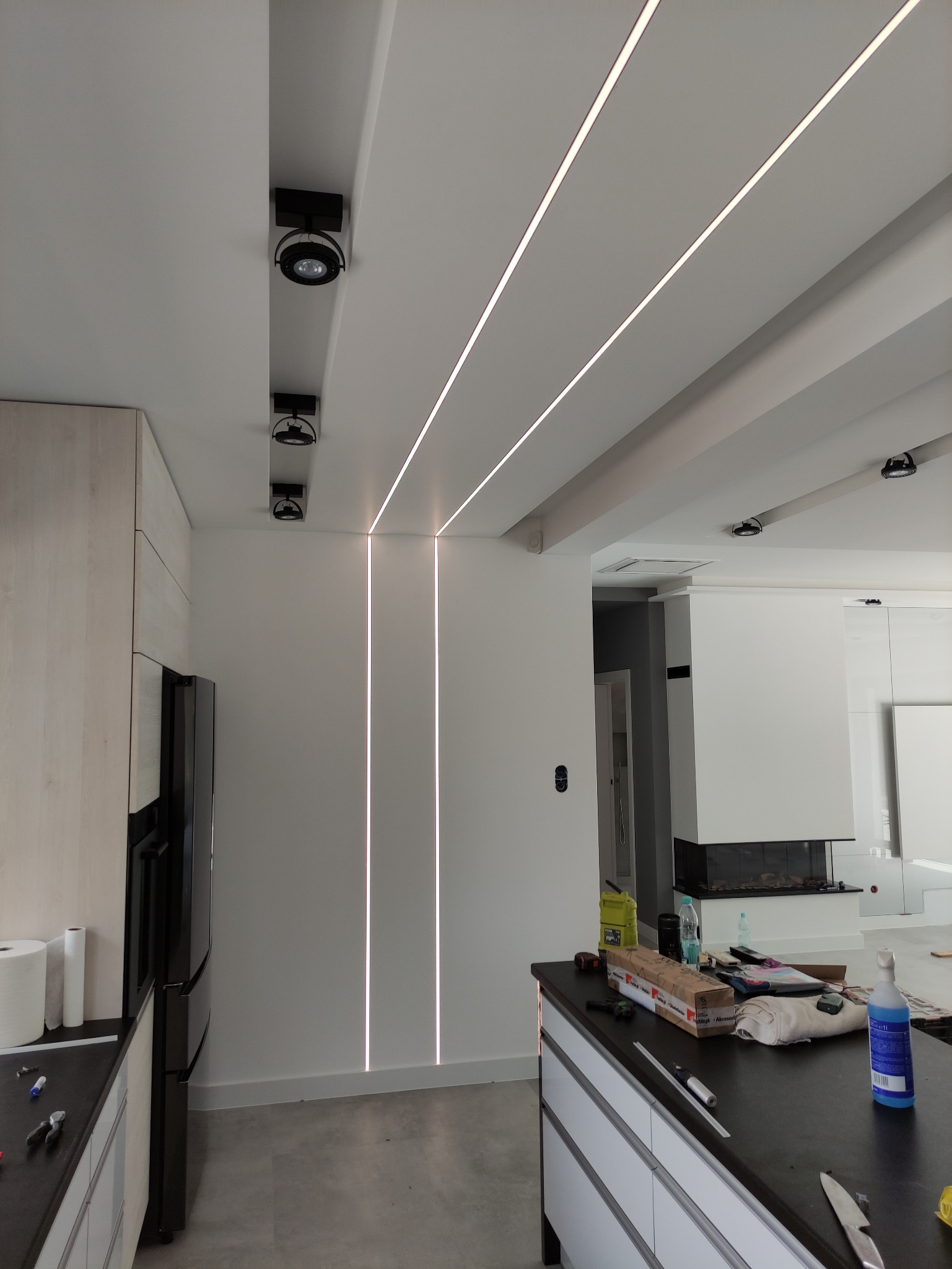 Listwy LED, zamontowane w suficie