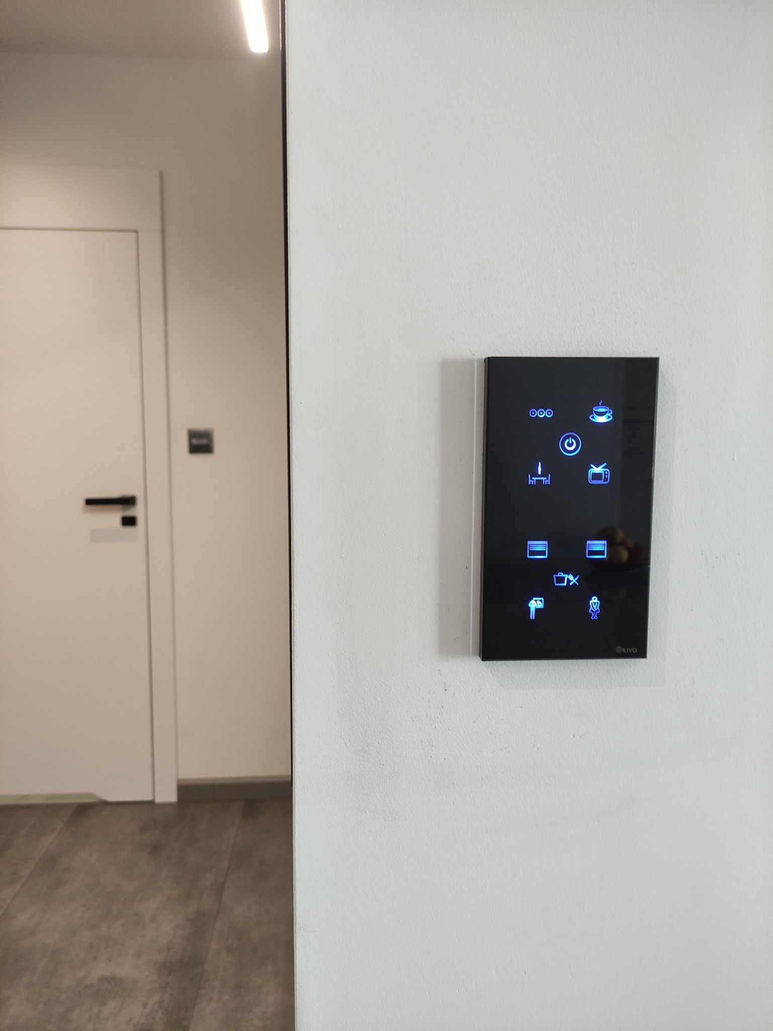 Szklany panel IUVO, służący do sterowania inteligentnym domem.