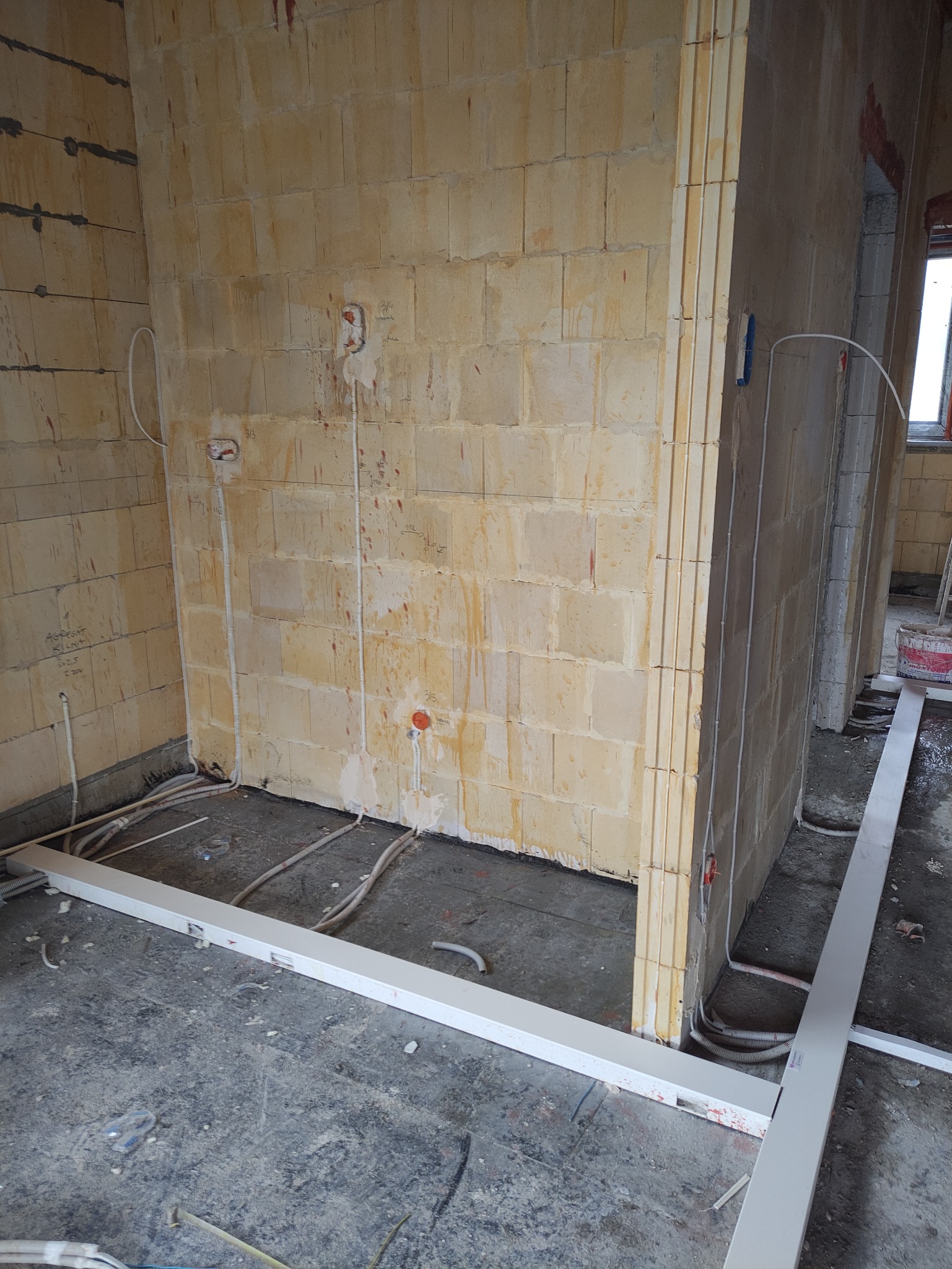 Rozkładanie okablowania w listwach PCV, po podłodze