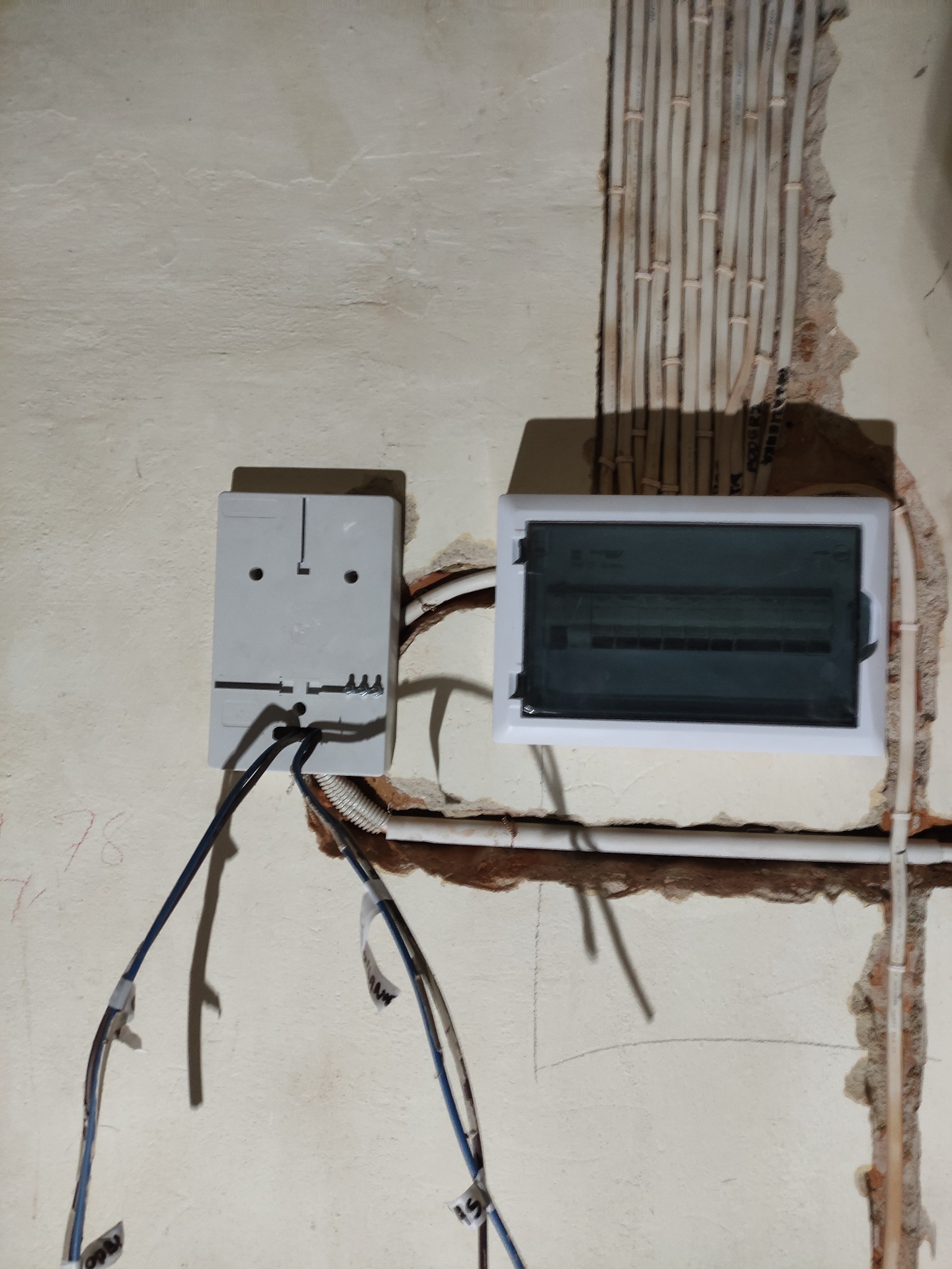 Mała rozdzielnia elektryczna oraz przygotowana podstawka na licznik energii elektrycznej.