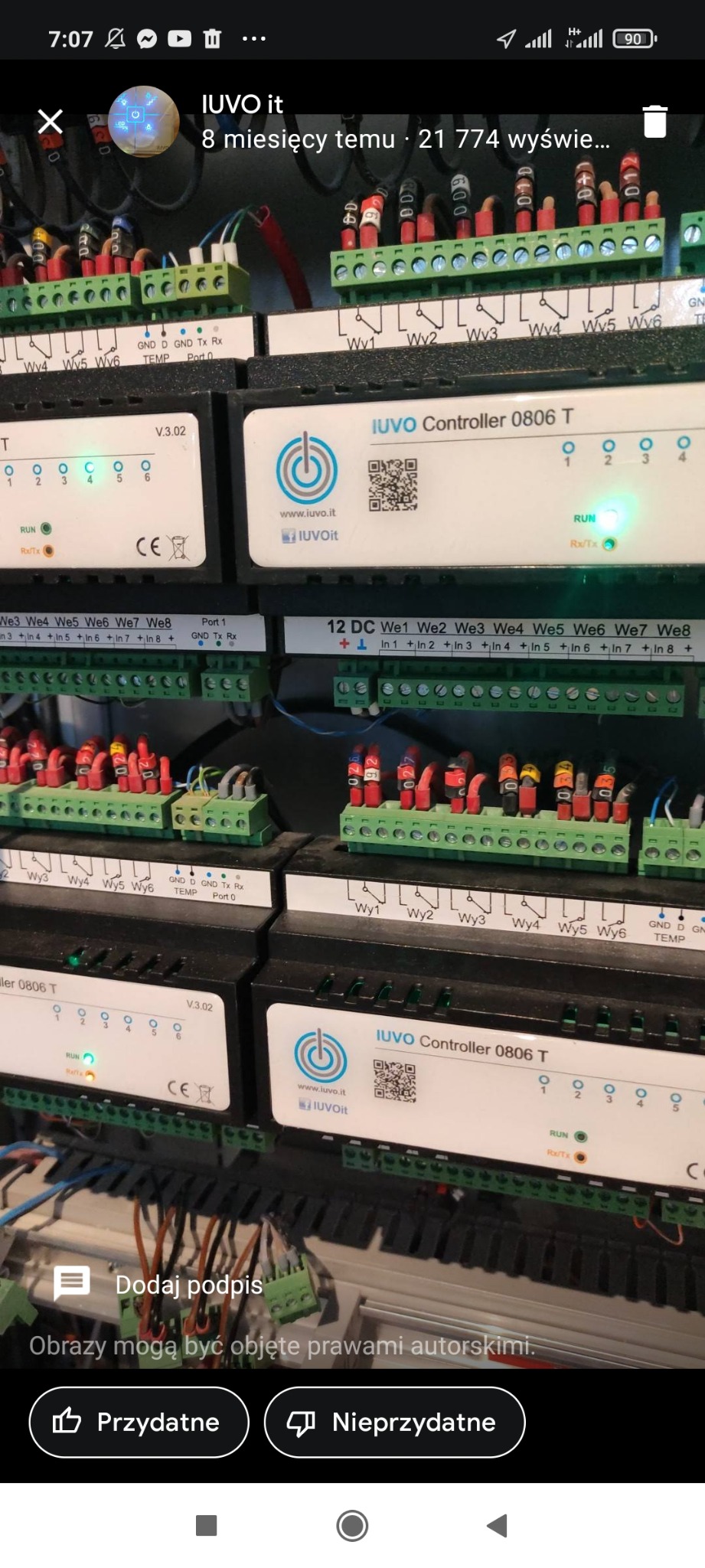 Panel sterowania inteligentnego domu IUVO Controller 0806 T z podłączonymi przewodami i oznaczonymi złączami, widoczne diody LED sygnalizujące pracę urządzenia.